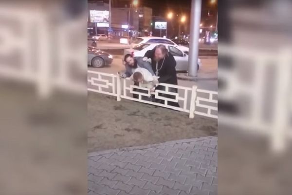 Batina iz raja izašla? Ruski sveštenik ubio od batina mladića na ulici (VIDEO)