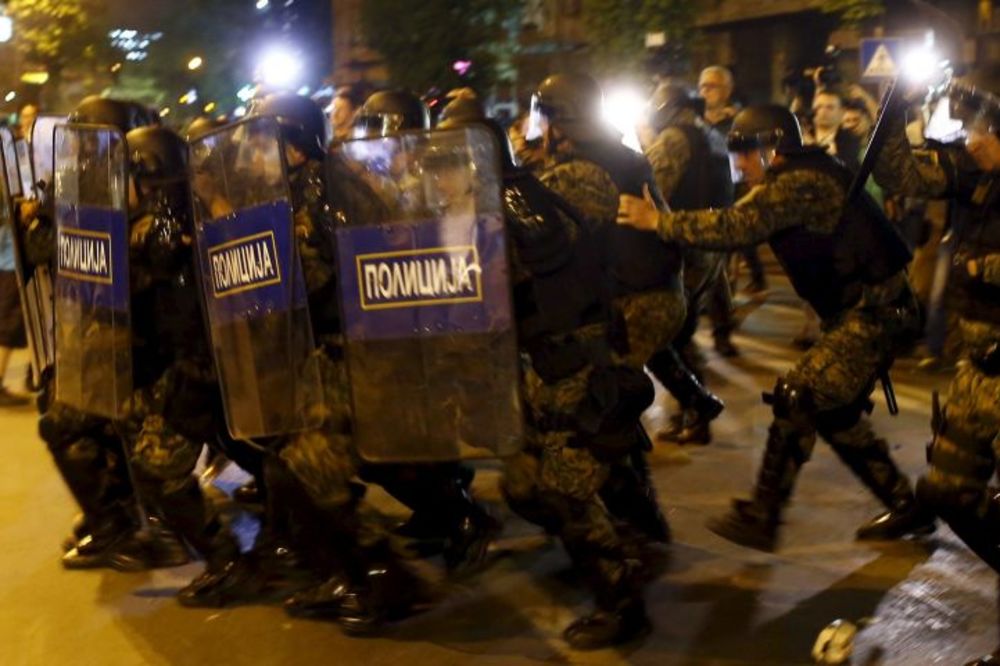 Anarchy in Skopje: Paljevina, tuča i hapšenja, demolirana kancelarija predsednika Makedonije! (FOTO)