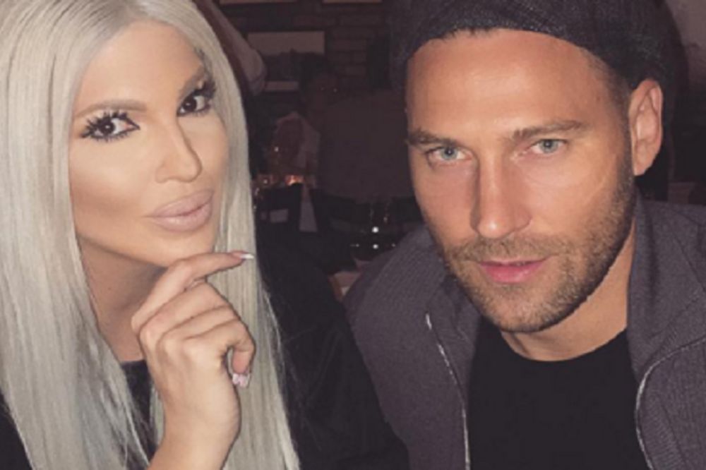 Pogreši čovek... JK posle 100 godina objavila fotku sa mužem, ali se odmah gorko pokajala! (FOTO)