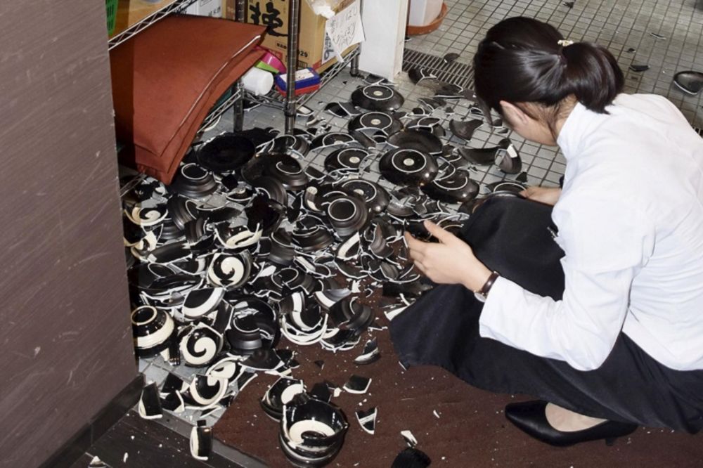 Jak zemljotres pogodio je Japan: Poginulo je dvoje ljudi, oko 100 je povređeno (FOTO) (VIDEO)