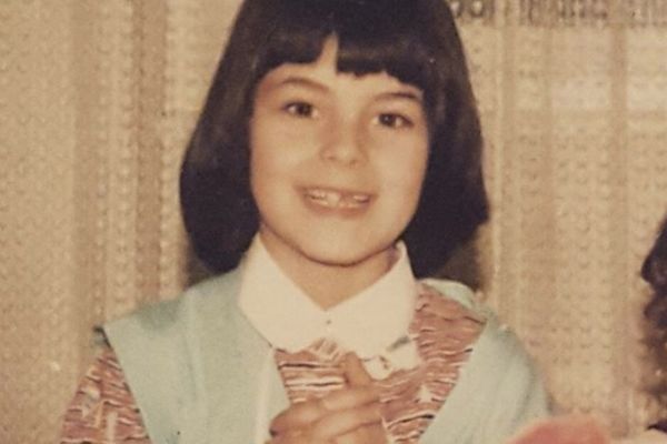 Ovaj slatki dečačić je danas jedna od najlepših TV cica u Srbiji! Znate o kome je reč?