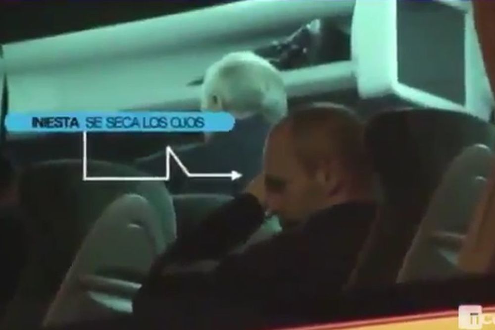 Nije mogao da izdrži: Inijesta snimljen kako plače u autobusu posle poraza od Atletika! (VIDEO)