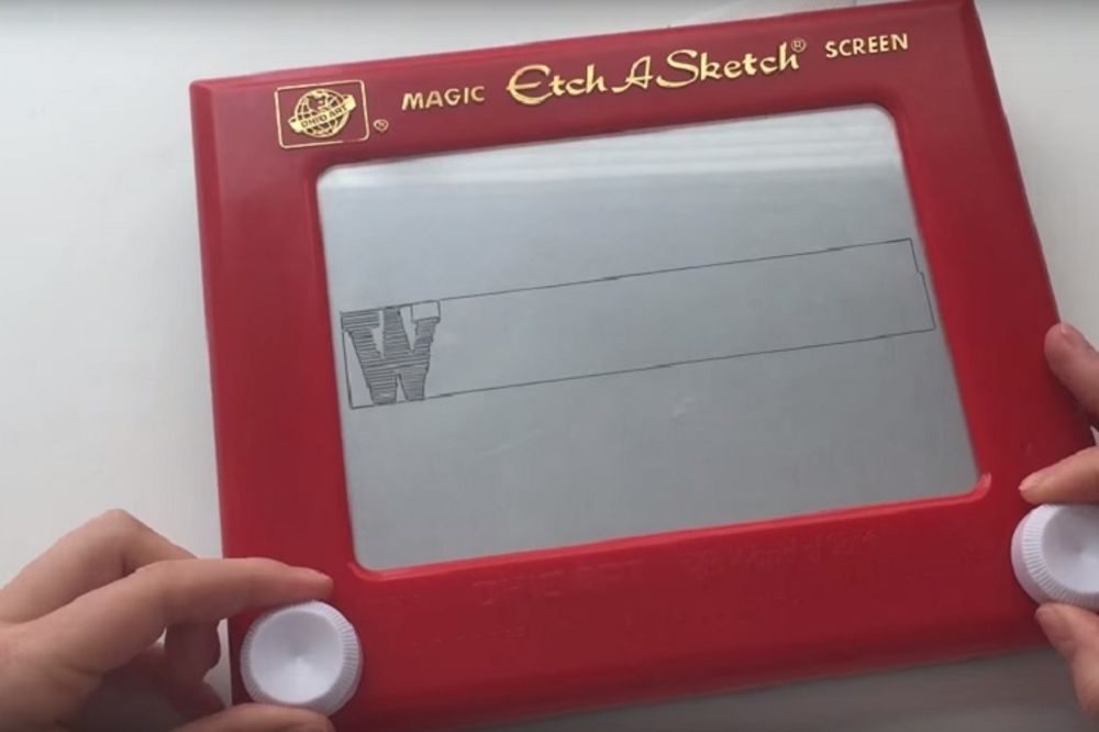 Svi smo se igrali s njom kao klinci, ali da li znate šta je unutar ove igračke? (VIDEO)