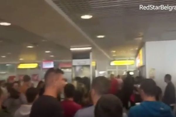 Kad su igrači Zvezde izašli iz aviona, na aerodromu je već odjekivalo: Dobro znaj... (VIDEO)