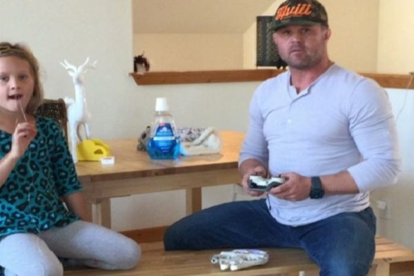 Samo tati može da padne na pamet: Vađenje zuba pomoću Milenijum Falkona! (VIDEO)