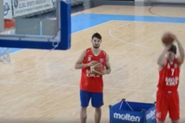 Kari, da vidimo tebe da uradiš ovo? Srbin sa povezom preko očiju pogodio 11 trojki! (VIDEO)