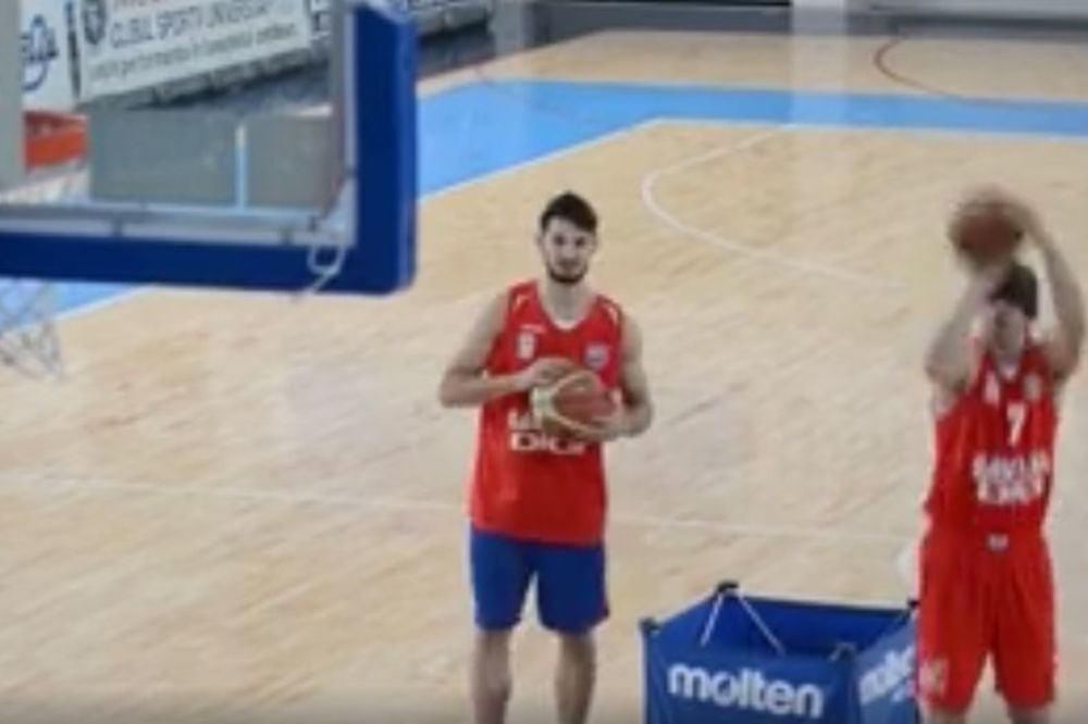 Kari, da vidimo tebe da uradiš ovo? Srbin sa povezom preko očiju pogodio 11 trojki! (VIDEO)