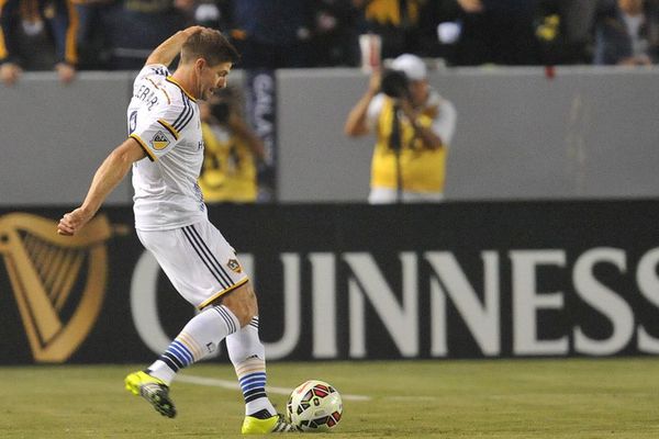 Stiven Džerard i dalje ima neverovatnu dugu loptu! (VIDEO)