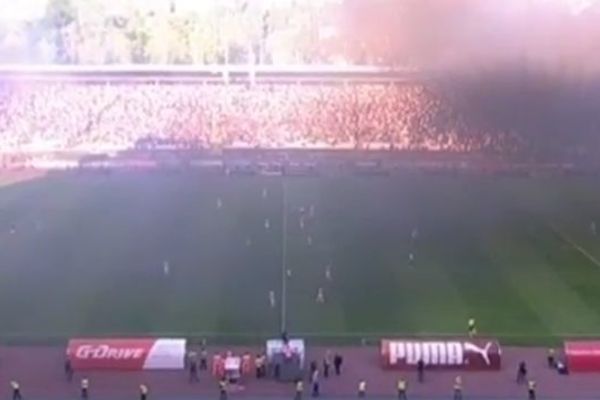 Delije i Grobari prekinuli derbi već u 2. minutu! (VIDEO)