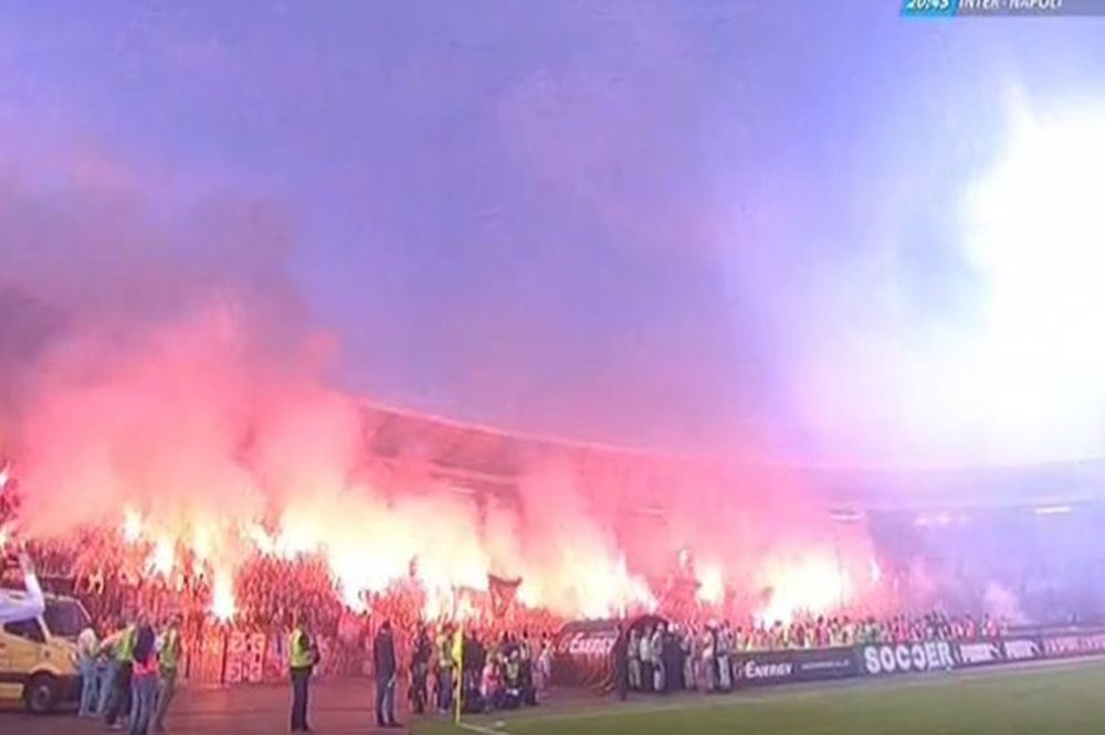 Derbi ponovo prekinut, Delije i Grobari opet zadimili Marakanu! (FOTO) (VIDEO)