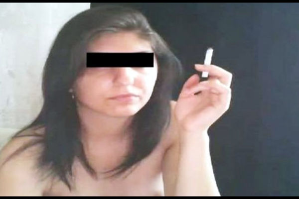 Učenici pronašli video: Profesorka geografije snimljena u akciji sa nepoznatim muškarcem! (FOTO)