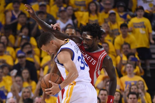 Hteo je da uplaši Karija prilikom pozdrava na početku meča, a Stefova reakcija je bila sjajna! (VIDEO)