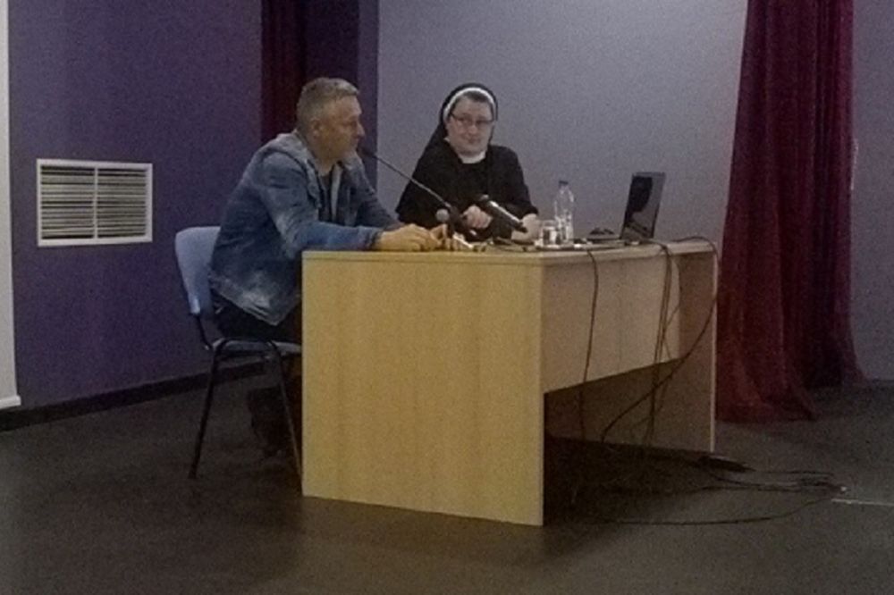 Prave ustaše od dece: Predavanje Tompsona završeno srbomrzačkom pesmom! (FOTO) (VIDEO)