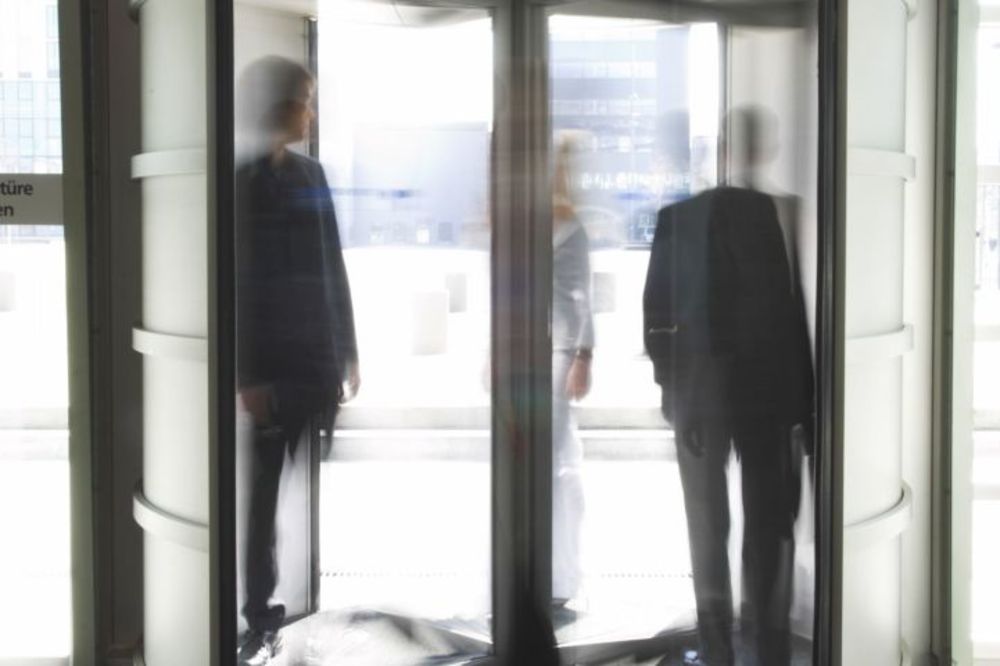 15 smešnih situacija sa staklenim vratima, nepažljivim ljudima, mačkama i jednom pticom (GIF)