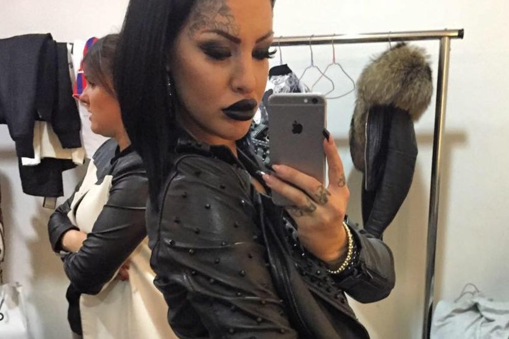 A ima veze sa grudima! Ovo je razlog zbog kojeg je Veštica morala da napusti Farmu!  (FOTO)