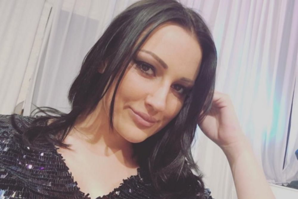 Ispalo baš koliko treba: Ono kad Prijovićka obuče dekolte do pupka! (FOTO)