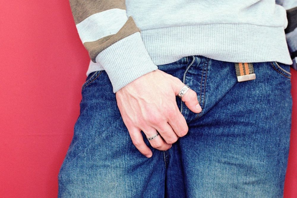 Zašto muškarci češkaju svoje intimne delove tela (GIF)