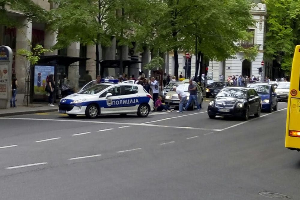 Nesreća u centru Beograda: Taksista udario ženu! (FOTO)