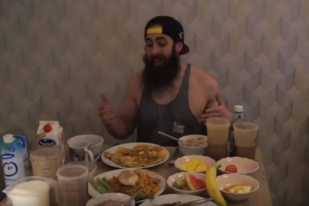 Kao prava svinja: Poznati Jutjuber je proždrao 10 000 kalorija za jedan obrok! (FOTO) (VIDEO)