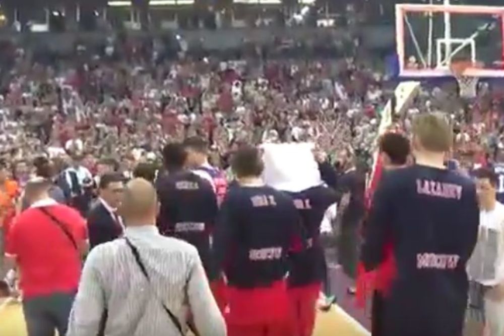 Dosad neviđen snimak: Pogledajte kako su navijači Zvezde napali Teodosića i košarkaše CSKA! (VIDEO)