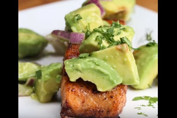 Savršeno i neodoljivo: Lagani losos u salsi od avokada (RECEPT) (VIDEO)