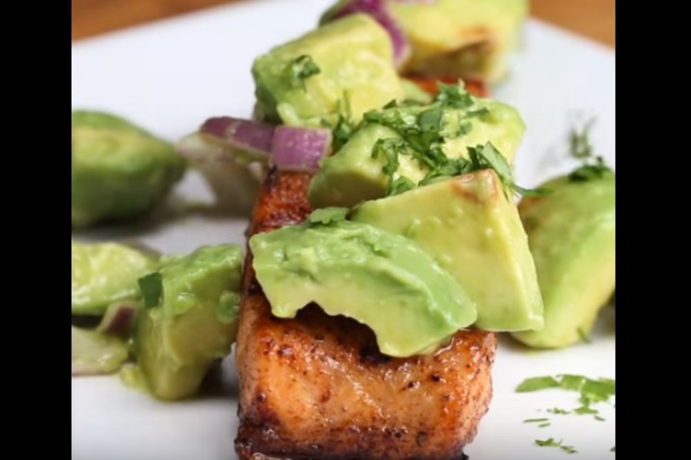 Savršeno i neodoljivo: Lagani losos u salsi od avokada (RECEPT) (VIDEO)