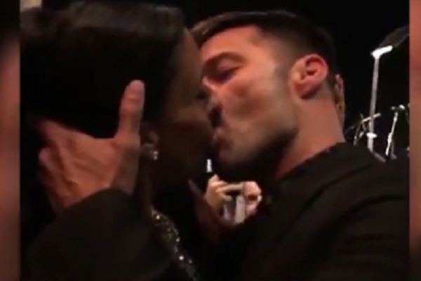 Platila 90 hiljada dolara da bi se žvalavila s Rikijem Martinom! (FOTO) (VIDEO)