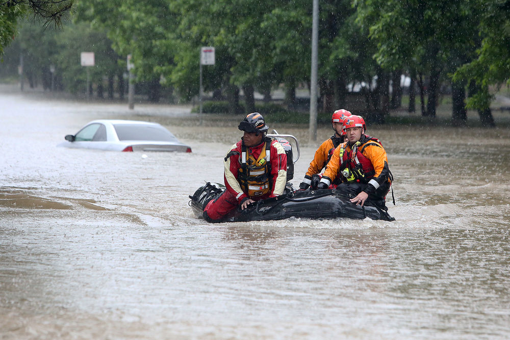 Nezapamćena poplava u Hjustonu: 5 mrtvih, na stotine napustilo domove (FOTO) (VIDEO)