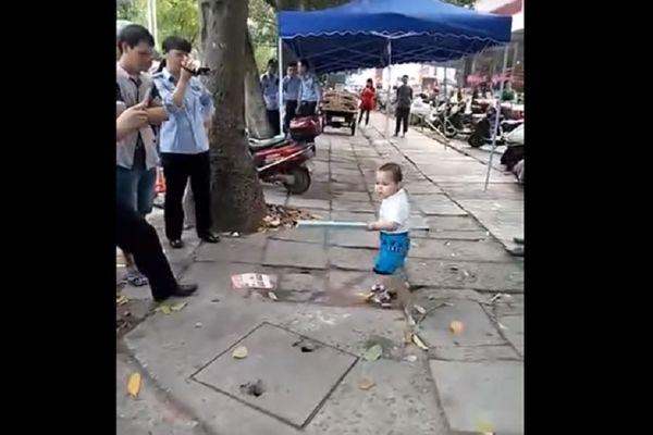 On je pravi hrabriša: Pogledajte kako je ovaj klinac uzeo metalnu štanglu i rasterao sve inspektore! (VIDEO)