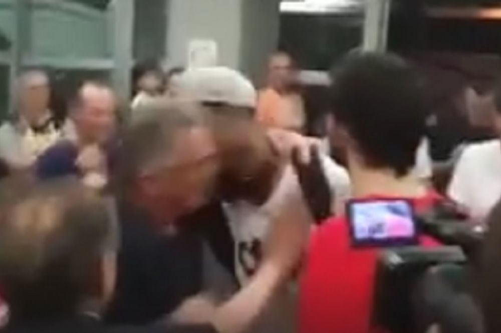 Prilikom upoznavanja Kajl Hajns izljubio Teodosićevog oca kao da je njegov! (VIDEO)