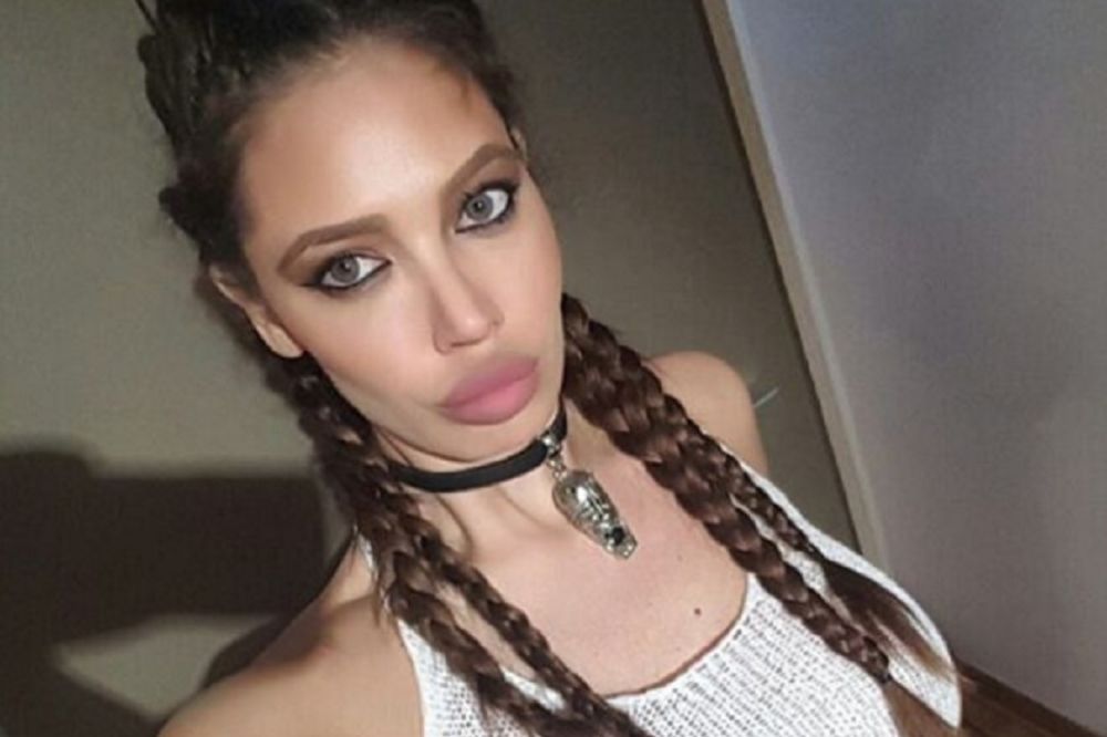 Pokrivena, a ipak otkrivena: Soraja je ovako obučena posetila Iran! (FOTO)