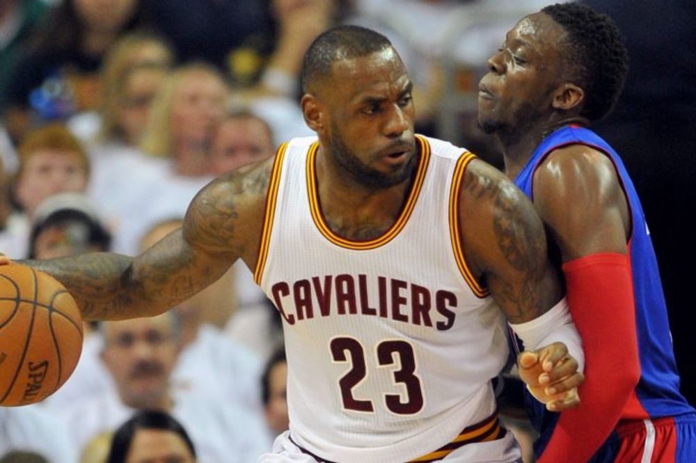 Širi se klincu od 19 godina: Kralj načinio gest koji mu ne priliči! (VIDEO)