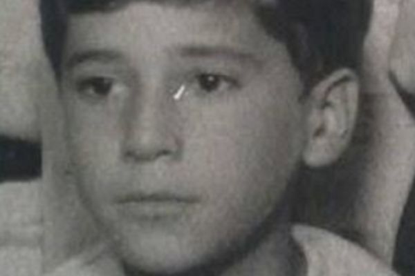 Prepoznajete ovog đaka prvaka? On je danas naš najzgodniji pevač! I ima prelepu ženu! (FOTO)