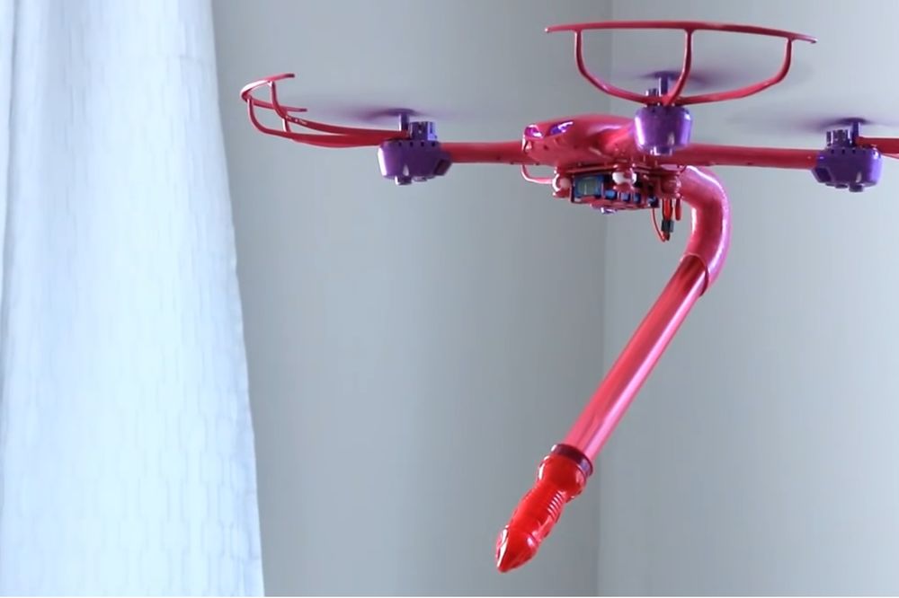 Uleteće vam... pravo u srce! Da li ste spremni za - dildo dron? (VIDEO)