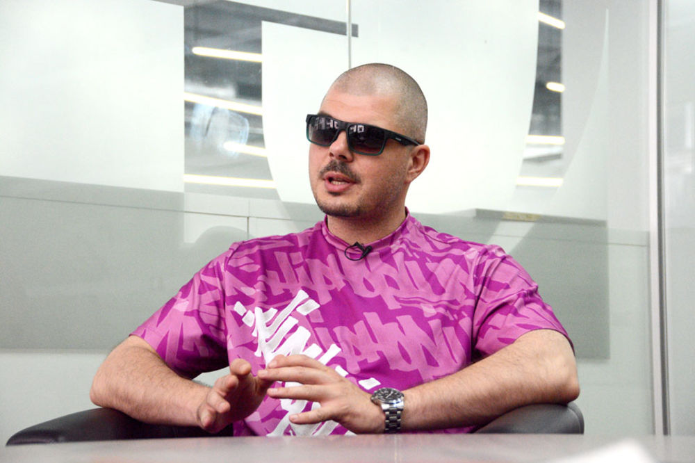 Đus: Ovde kmetovi pucaju na semaforu! Stidim se što nisam zapalio iz Srbije! (VIDEO)