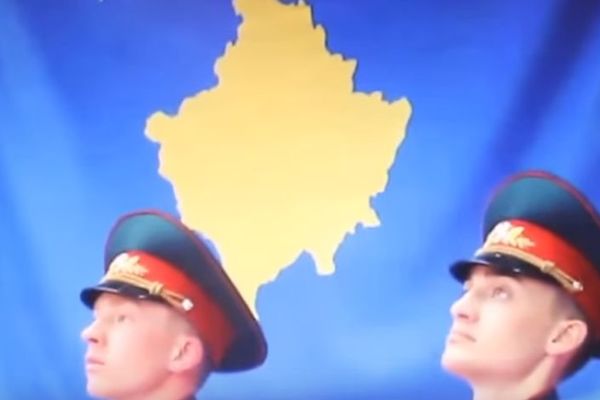 Da li su braća stvarno uz nas? Ruski vojnici salutirali himni Kosova! (VIDEO)