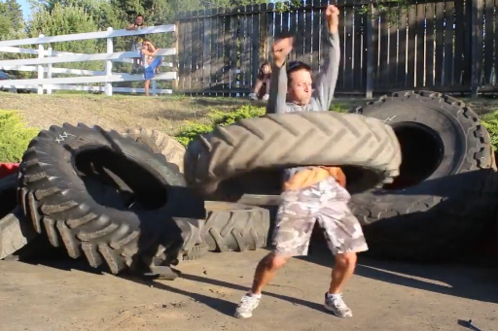 Da li je on to upotrebio traktorsku gumu kao hula hop? (VIDEO)