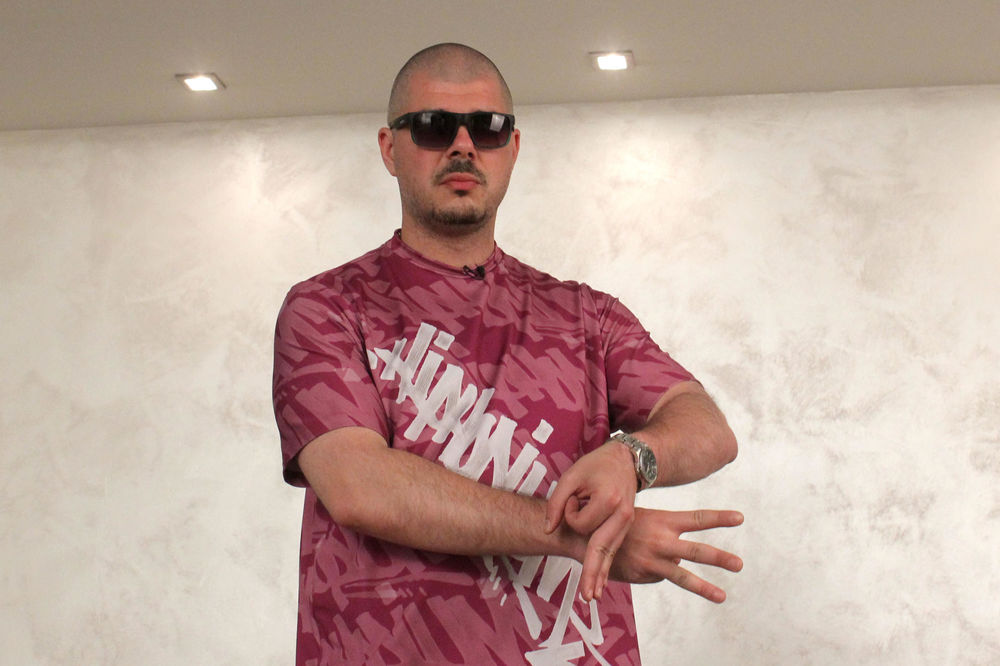 Nešto nije jasno? Evo šta Đus kaže kad ga pitate zbog čega šljaka sa narodnjacima! (FOTO)