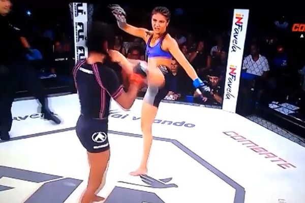 Iz dva udarca nogom u glavu je nije oborila, a kod trećeg su mislili da će joj je otkinuti! (VIDEO)