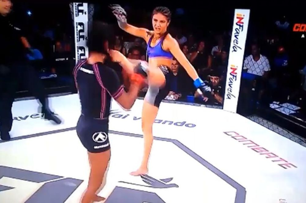 Iz dva udarca nogom u glavu je nije oborila, a kod trećeg su mislili da će joj je otkinuti! (VIDEO)