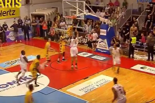 Grci šokirani: Amerikanac postigao autokoš kakav ljubitelji košarke ne pamte! (VIDEO)