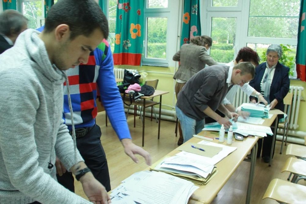Dojave o bombama, iznošenje spiskova, kolektivno glasanja... Kako zaista protiču izbori? (FOTO)