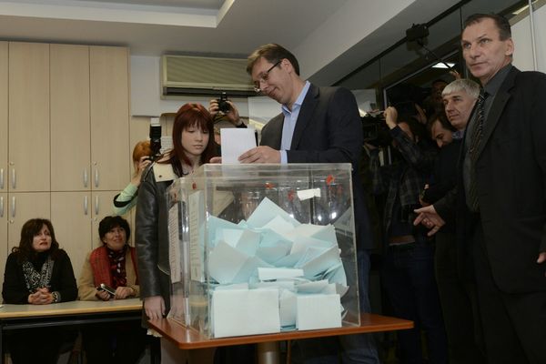 Aleksandar Vučić glasao u pratnji ćerke, bez sina i supruge! (FOTO) (VIDEO)