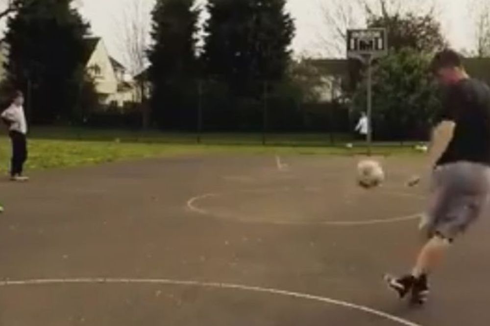 Da li je ovo moguće, i ako jeste, kako? Rabonom postigao koš sa 20 metara! (VIDEO)