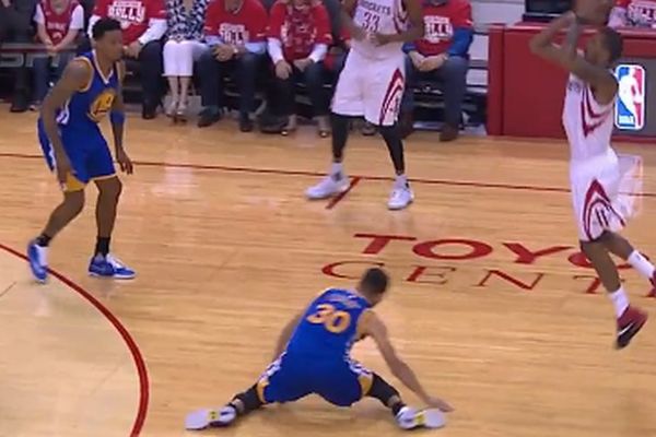 Jeziv prizor: Stefu Kariju umalo izletelo koleno na utakmici sa Hjustonom! (VIDEO)