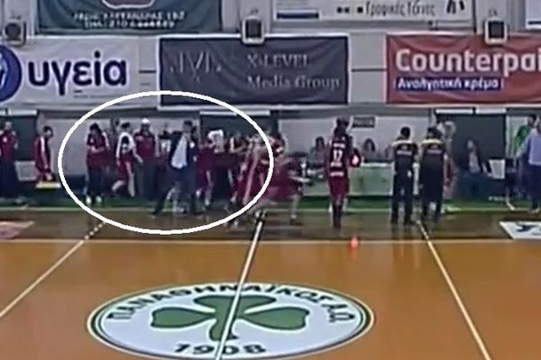 Skandal u Grčkoj: Umobolni huligani Panatinaikosa gađali košarkašice Olimpijakosa nasred utakmice! (VIDEO)