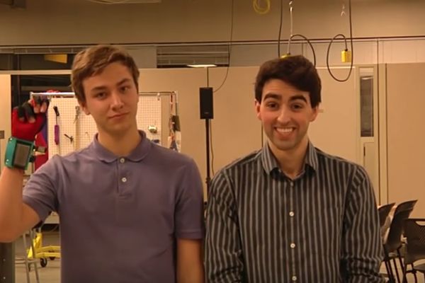 Revolucija: Ova 2 genijalca su osmislili narukvicu uz koju gluvi mogu da čuju! (VIDEO)