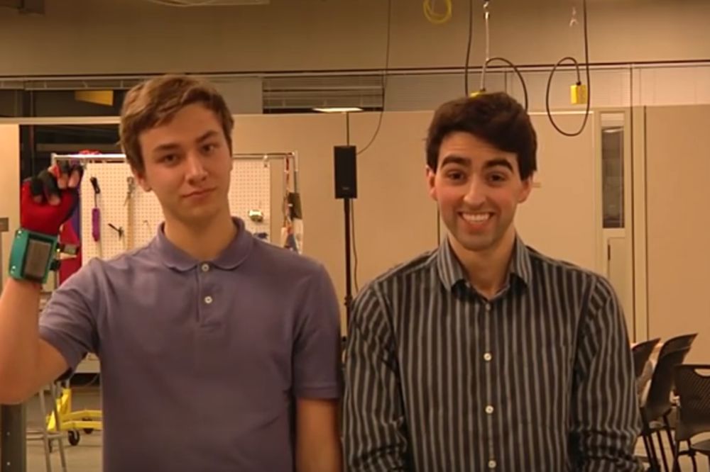 Revolucija: Ova 2 genijalca su osmislili narukvicu uz koju gluvi mogu da čuju! (VIDEO)