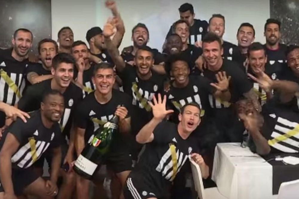 Ludačka proslava titule: Fudbaleri Juventusa uz tompuse i šampanjac proslavili Skudeto! (VIDEO)