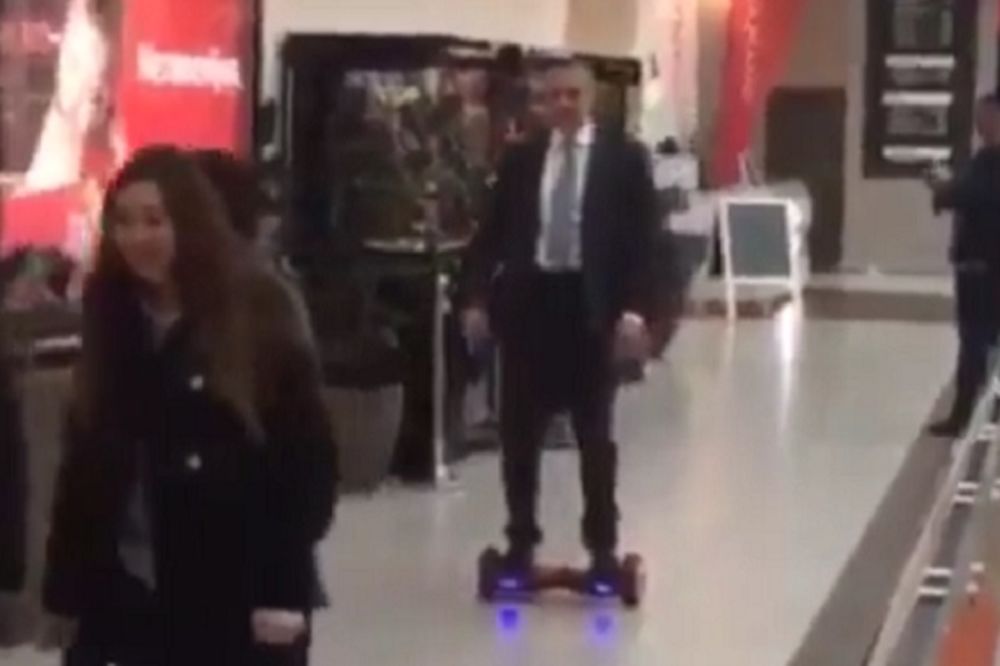 Čeda na neobičnom skejtu jezdi Ušćem (VIDEO)